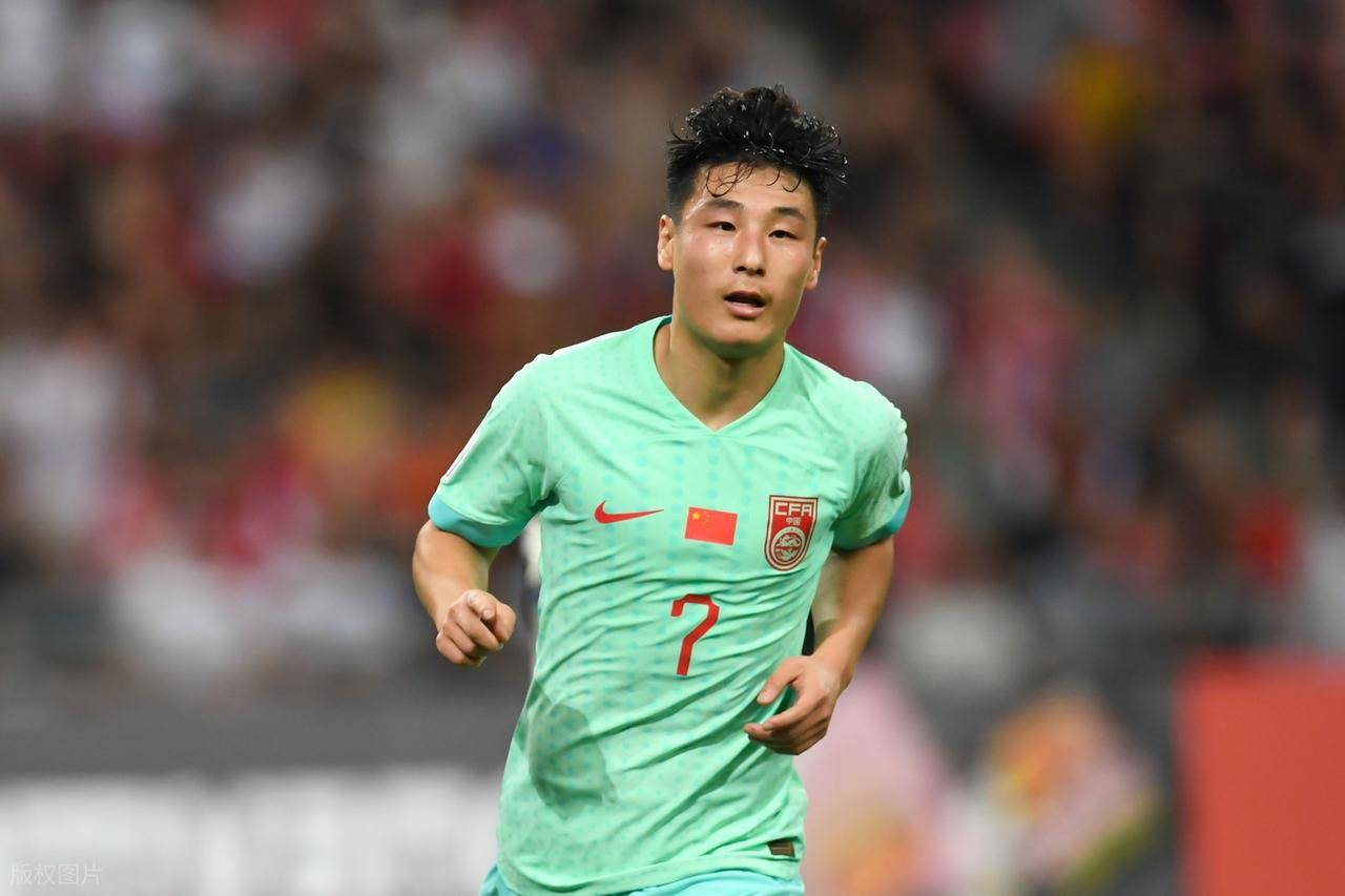 中国足球的悲哀！国足前锋本赛季0进球0助攻，却成中国金球奖候选