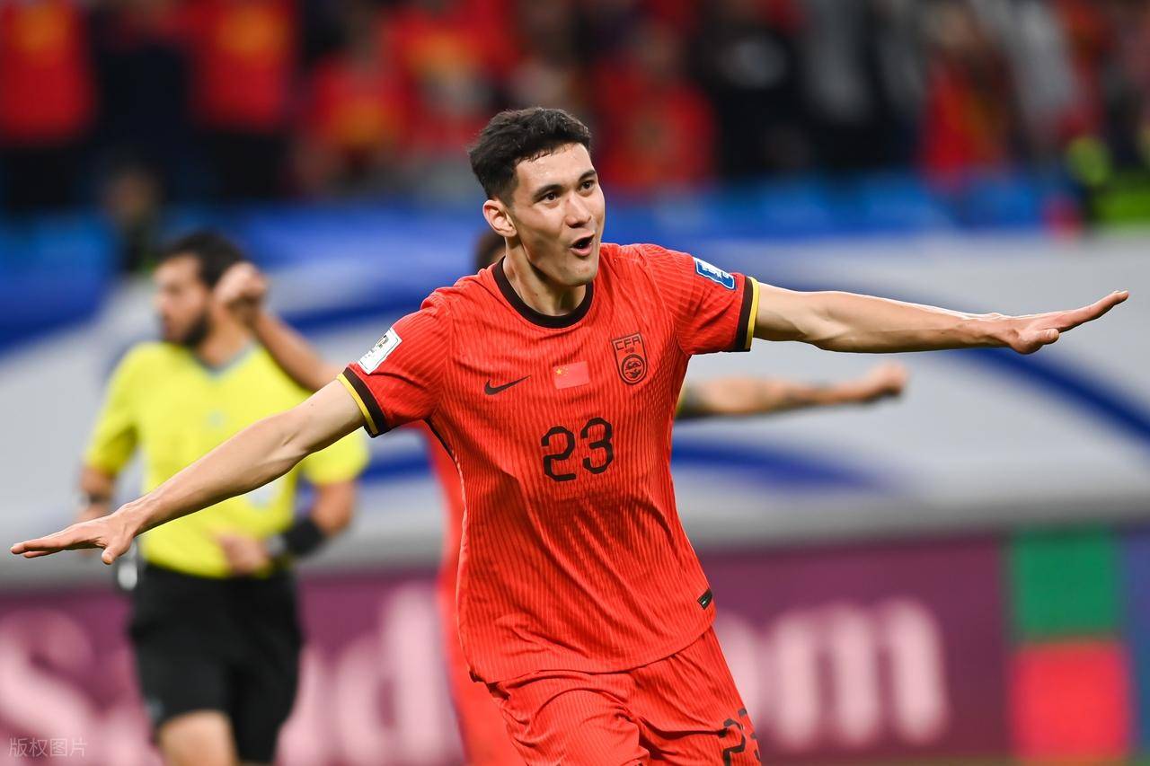 中国足球的悲哀！国足前锋本赛季0进球0助攻，却成中国金球奖候选