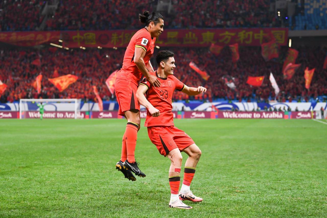 中国足球的悲哀！国足前锋本赛季0进球0助攻，却成中国金球奖候选