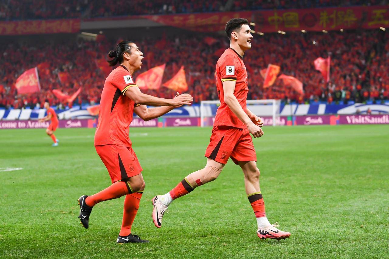 中国足球的悲哀！国足前锋本赛季0进球0助攻，却成中国金球奖候选