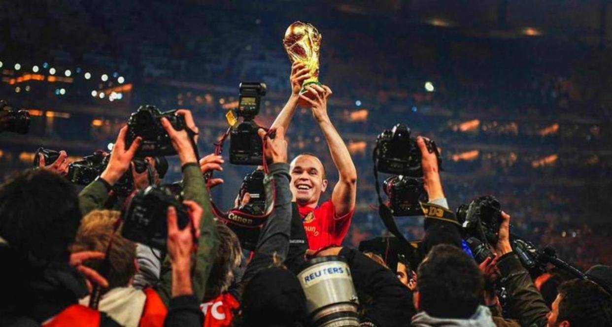 这个解说跟足球解说一样，巴萨中场普约尔抢断成功，迅速传给因涅斯塔，之后配合布斯克茨和梅西完成绝杀，巴萨领先皇马