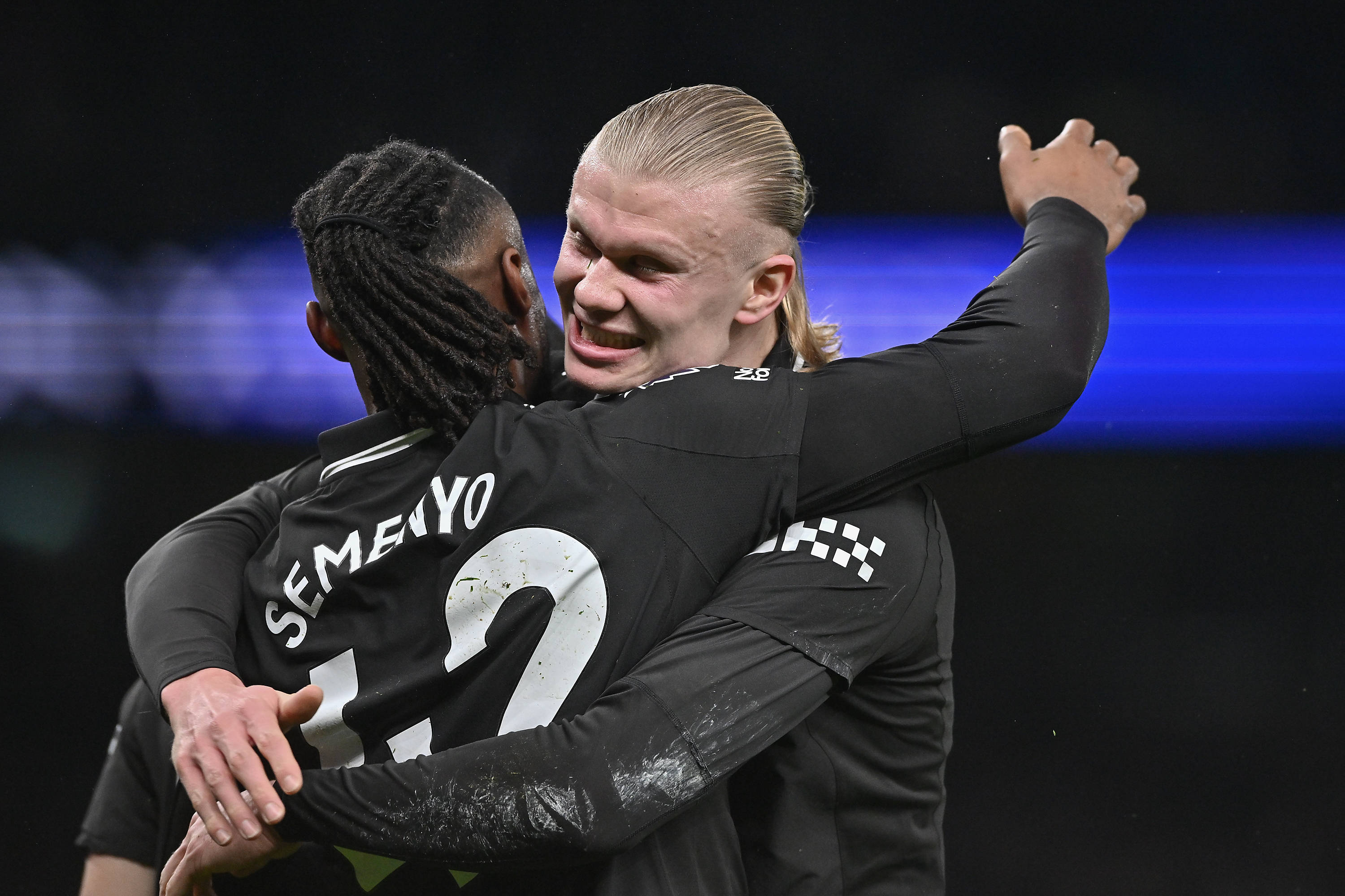 （体育）足球——英超：曼城平热刺