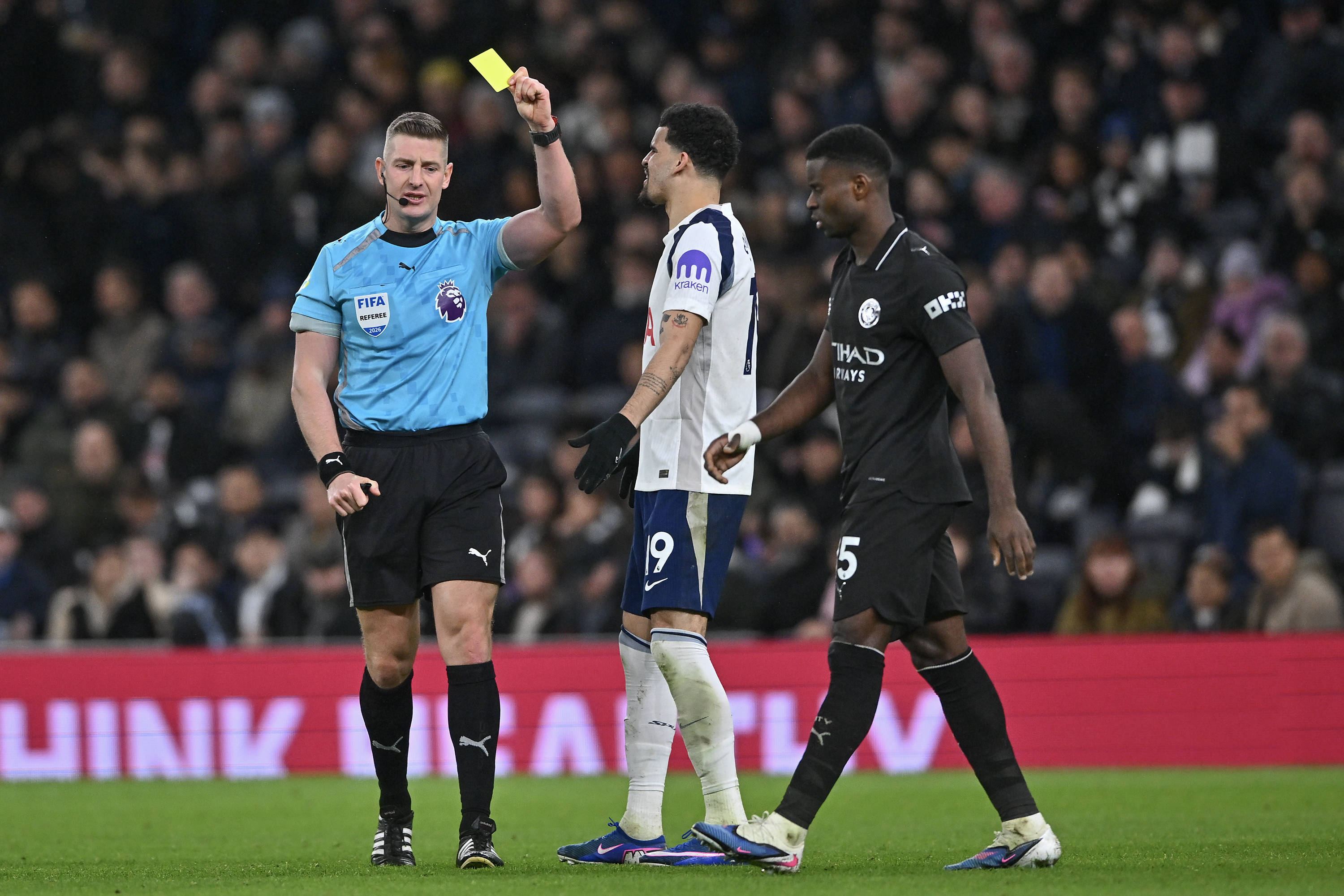 （体育）足球——英超：曼城平热刺