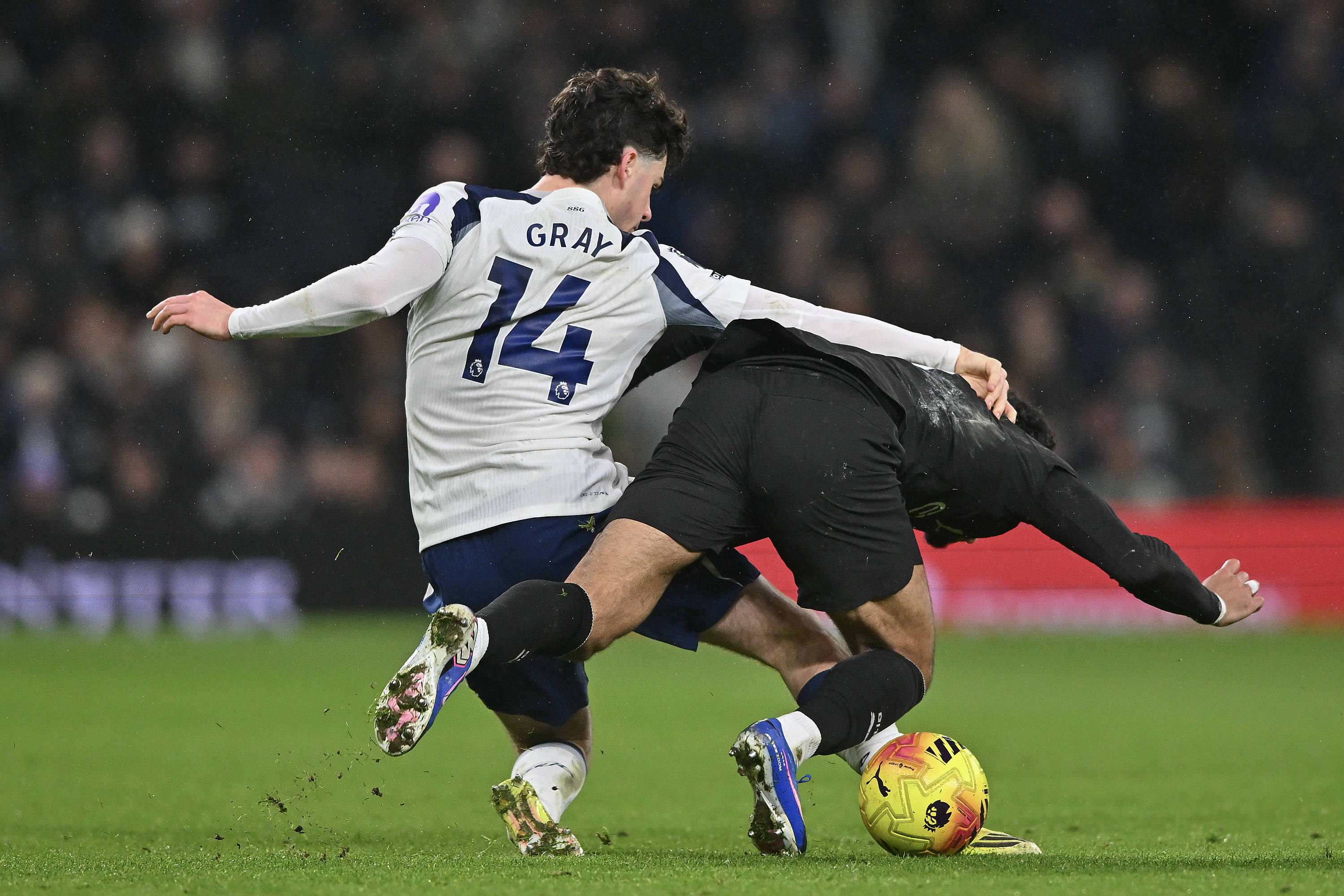 （体育）足球——英超：曼城平热刺