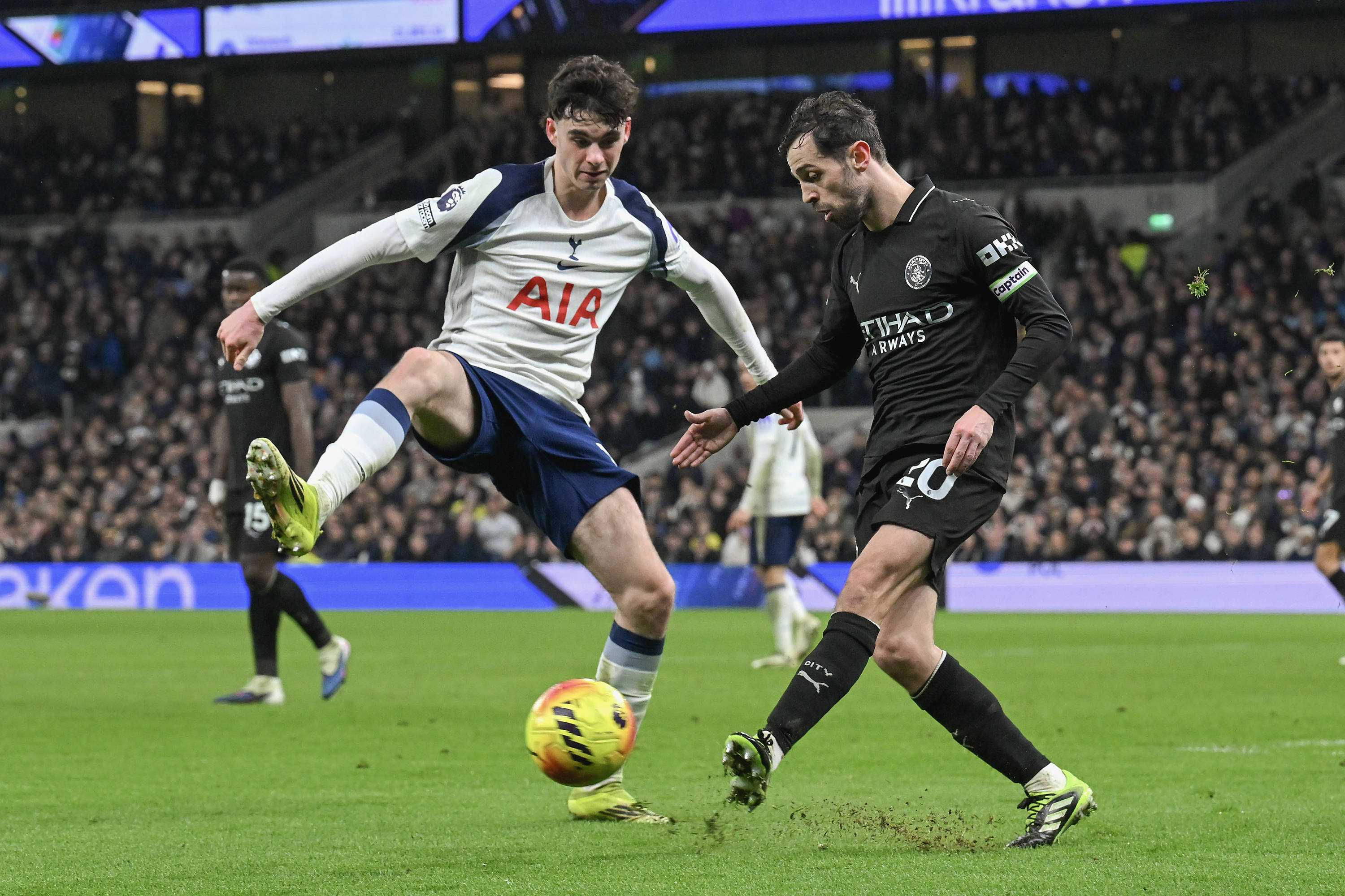 （体育）足球——英超：曼城平热刺